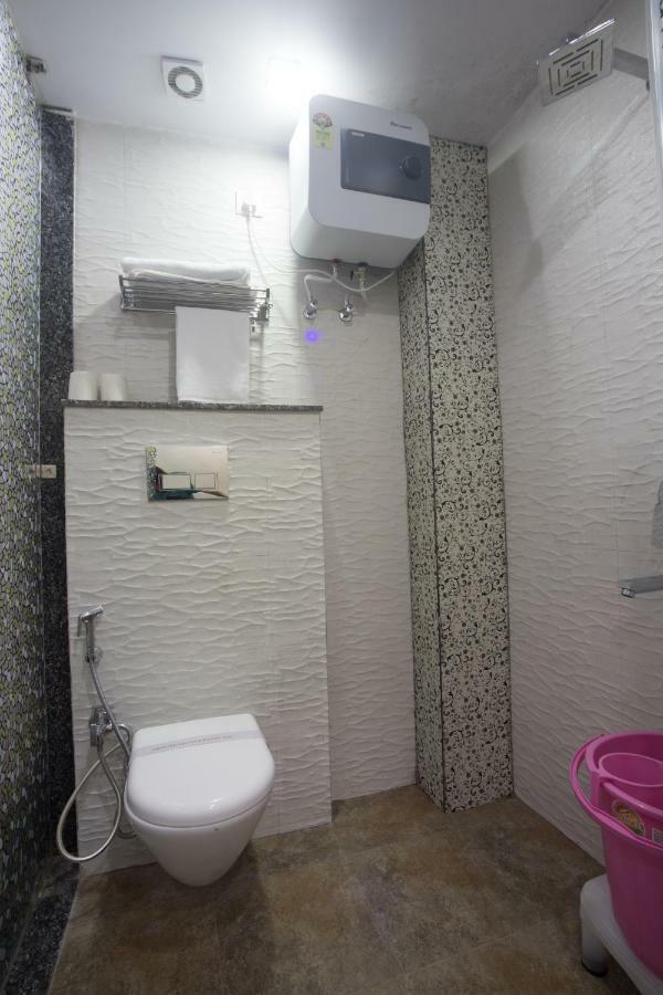 Hotel Harsha International Nuova Delhi Esterno foto