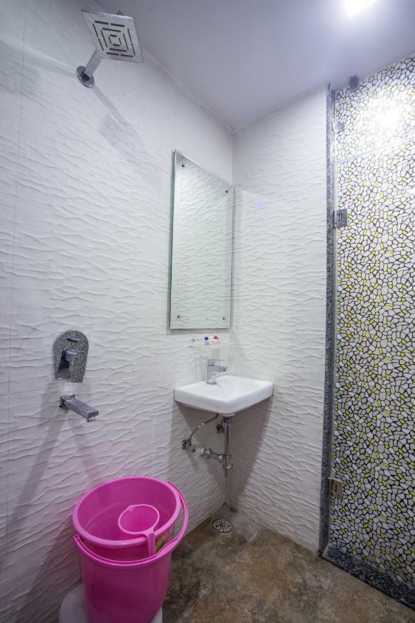 Hotel Harsha International Nuova Delhi Esterno foto